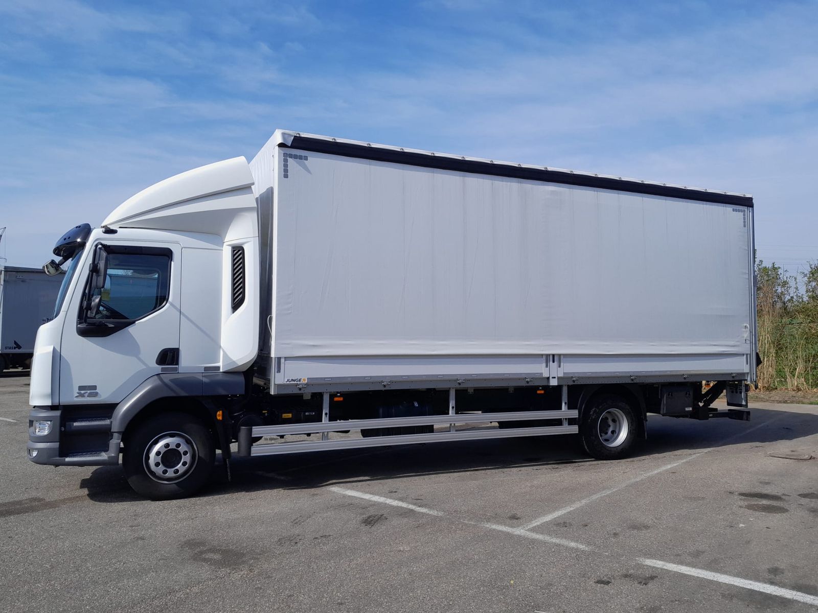 Fahrzeugabbildung DAF FA XB 290 16t Junge Pritsche-Plane