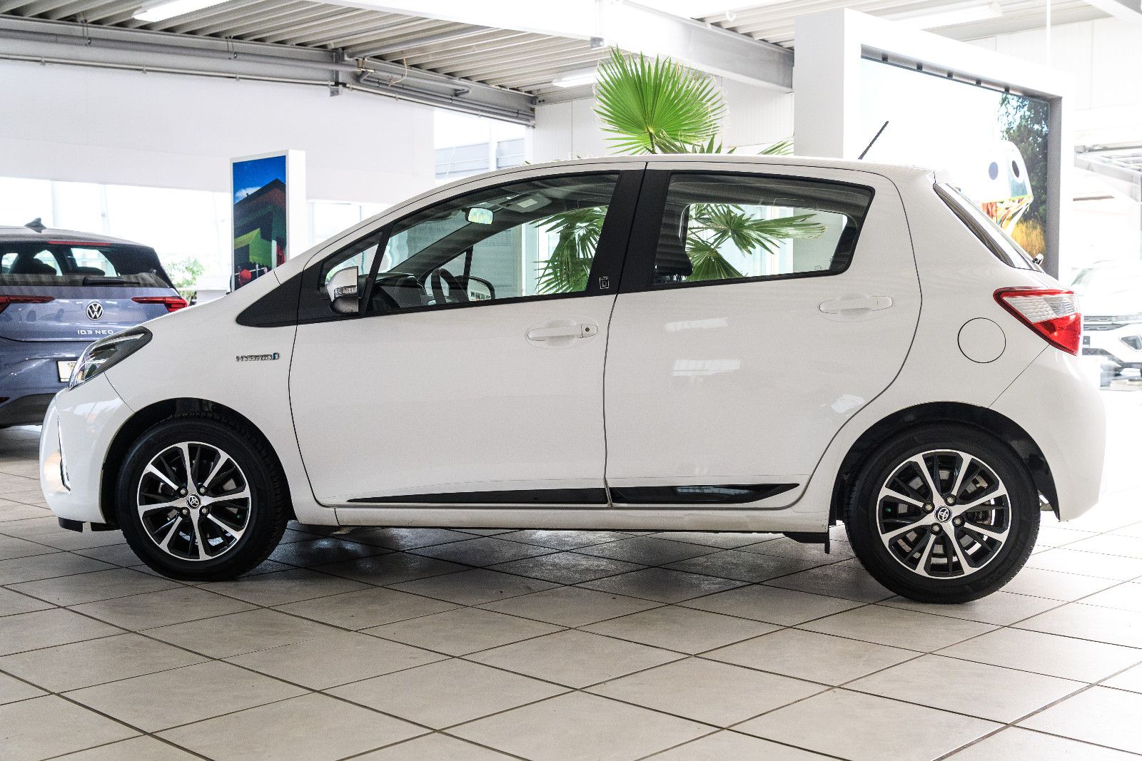 Fahrzeugabbildung Toyota Yaris Hybrid Team D+NAVI+SHZ+RFK+GJR+ALU+BICOLOR