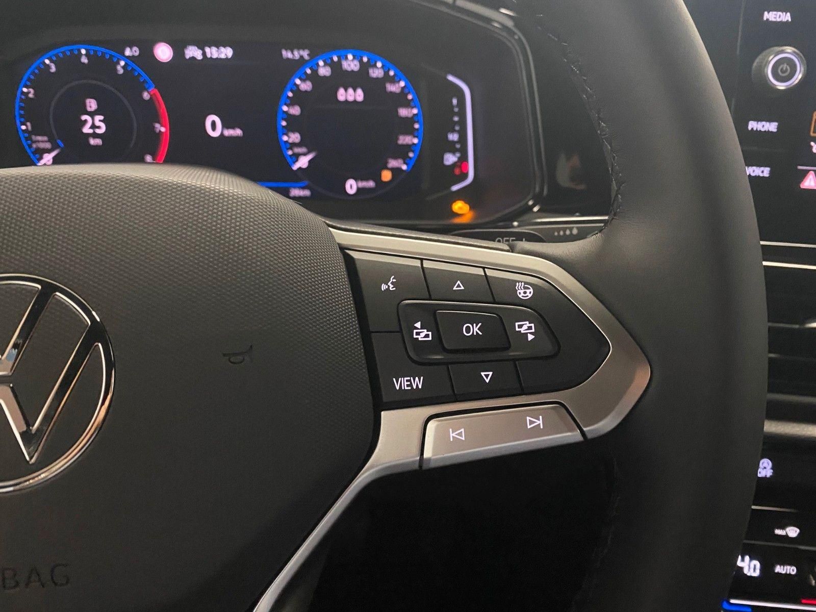 Fahrzeugabbildung Volkswagen T-Roc 1.5 TSI DSG Style+NAVI+IQ-MATRIX+Black Sty
