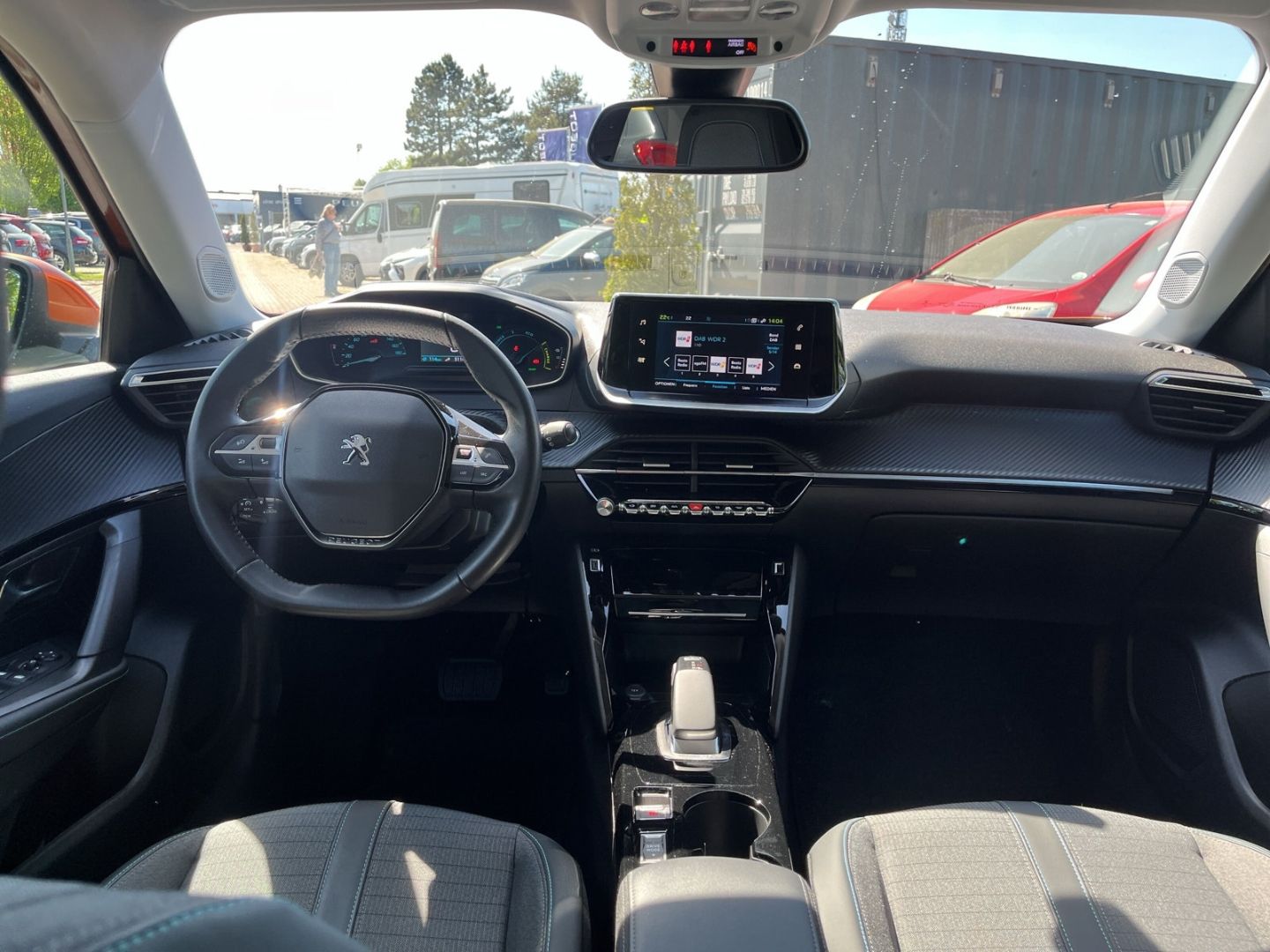 Fahrzeugabbildung Peugeot 2008 Allure Elektro 136 Navi CarPlay Temp.