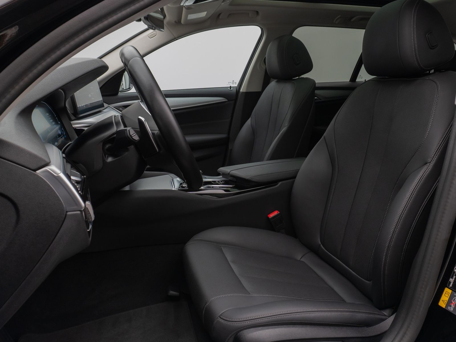 Fahrzeugabbildung BMW 530e Panorama DAB HiFi CockPitPro Alarm PDC LED