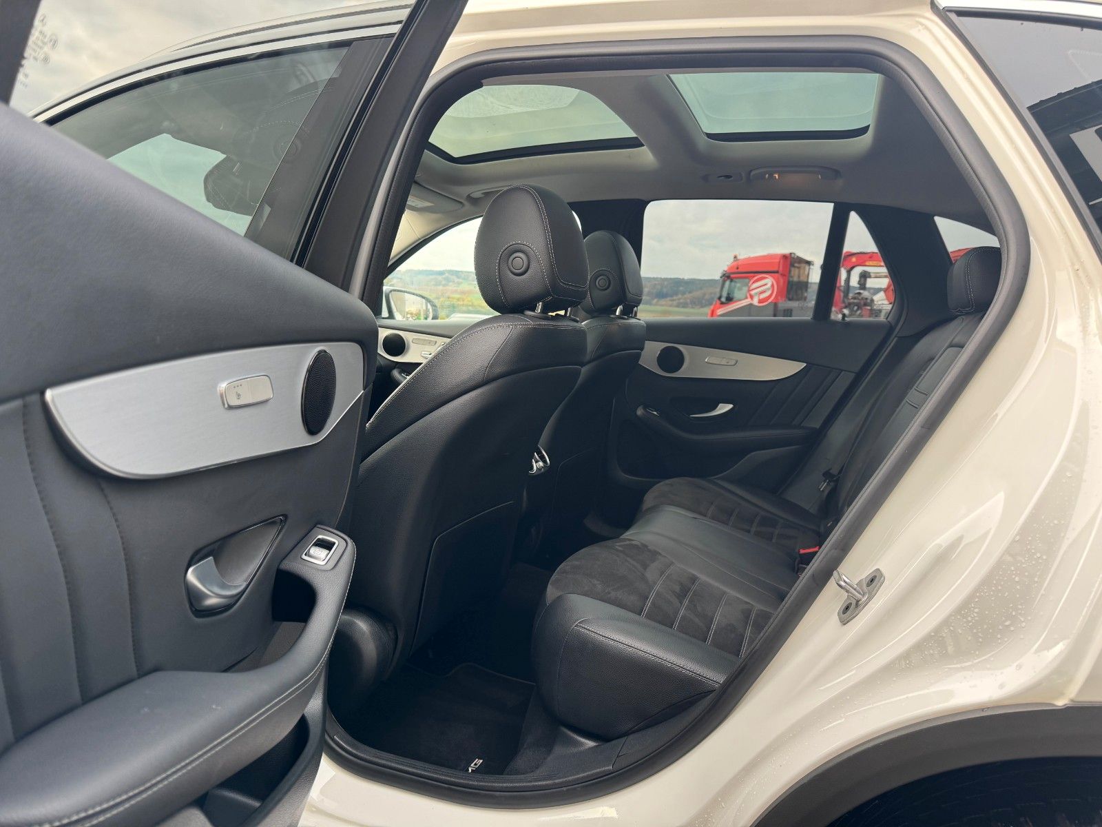 Fahrzeugabbildung Mercedes-Benz GLC 200 4M AMG+Pano+Distr+StandH+AHK+360+HUD