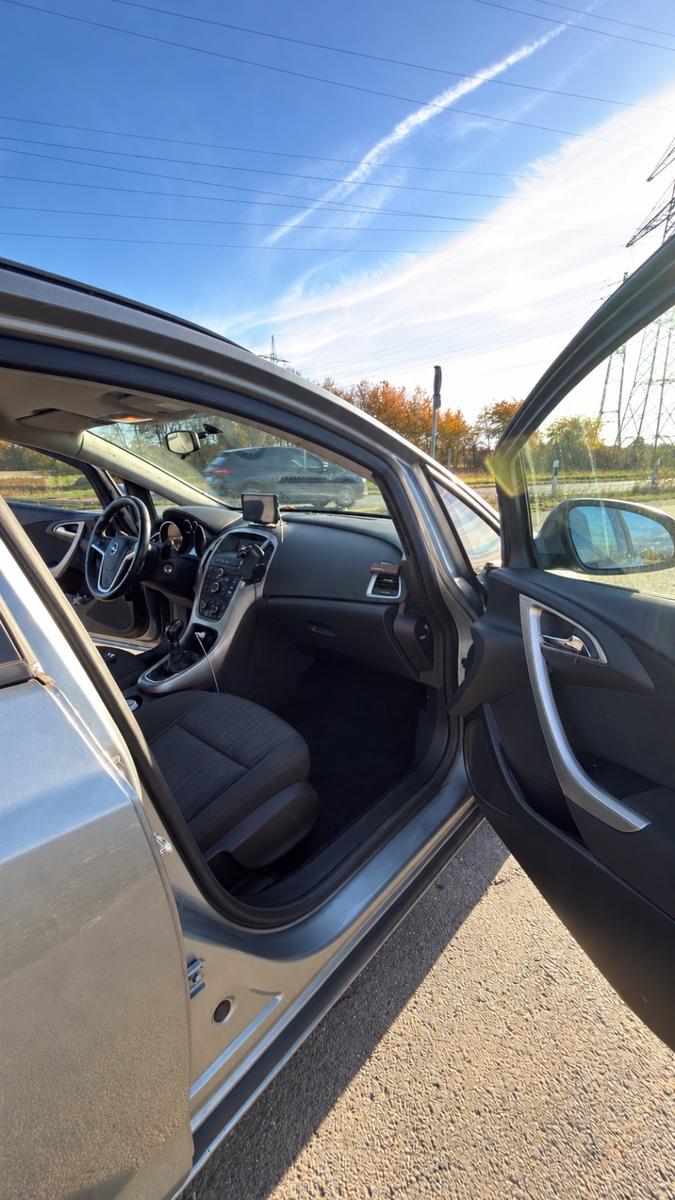 Opel Astra 2011 — photo 7