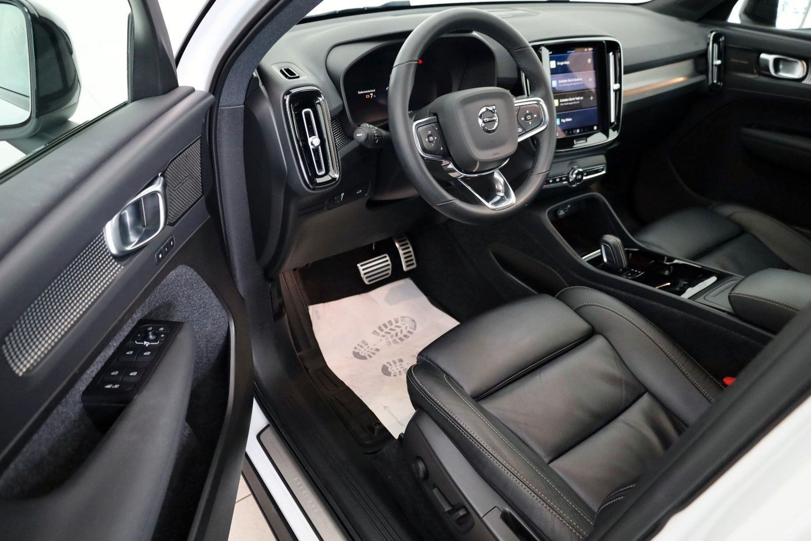 Fahrzeugabbildung Volvo XC40 Pro 78KWH AWD Leder,Navi,PanDach,Autopilot