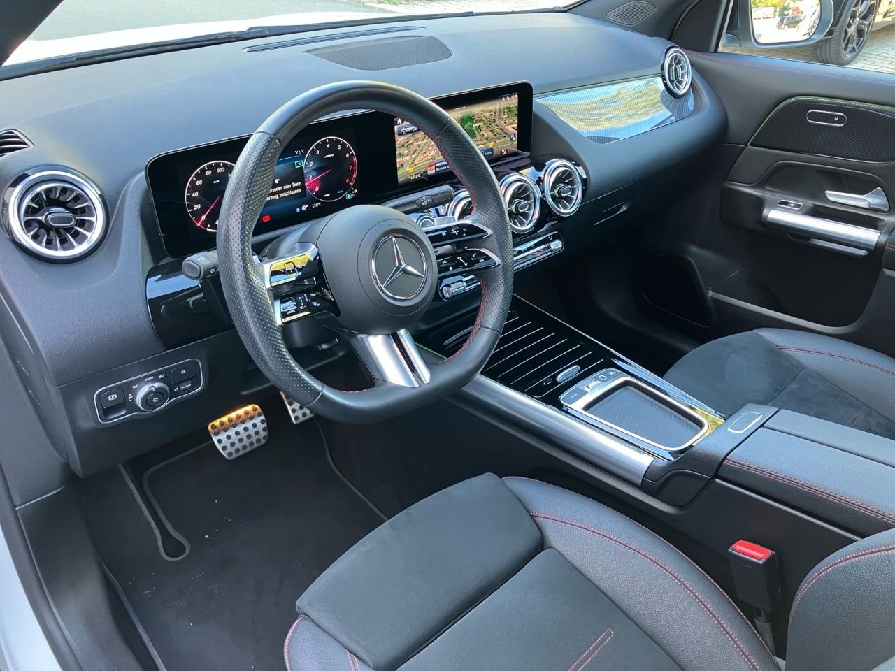 Fahrzeugabbildung Mercedes-Benz GLA 220 4M AMG AHK Pano Night Multibeam KeylessG