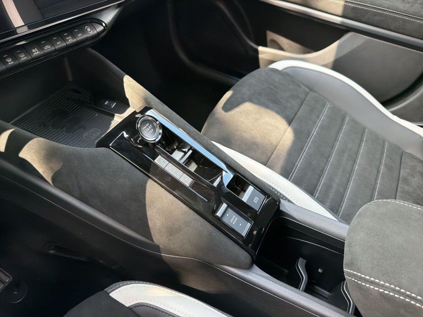 Fahrzeugabbildung Alfa Romeo Junior Ibrida Sport Speciale 1,2 VGT 107kW MY26