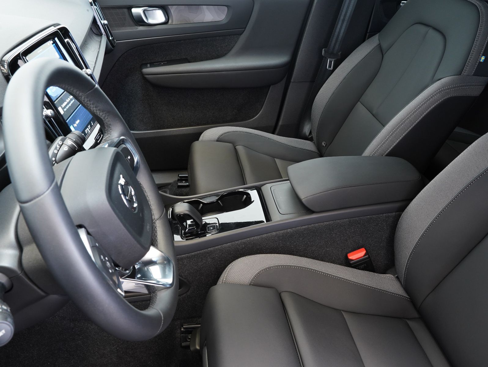 Fahrzeugabbildung Volvo XC40 Core Recharge Pure Electric AWD