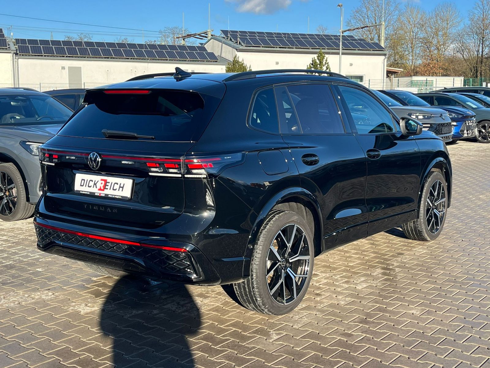 Fahrzeugabbildung Volkswagen Tiguan 2.0 TDI 4M R-Line PANO*H&K*AHK*MATRIX*20"