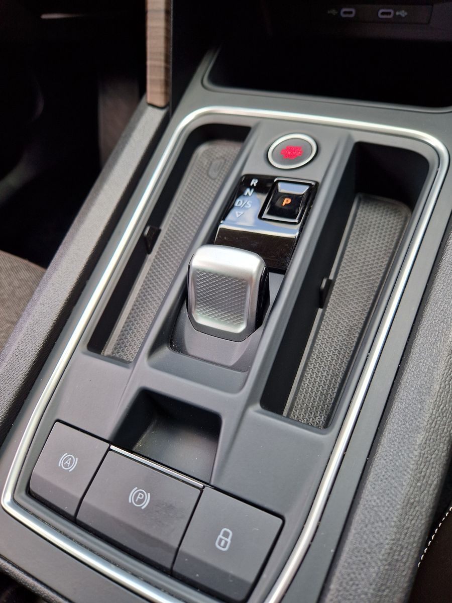 Fahrzeugabbildung SEAT Leon 1.5 TSI DSG Xcellence NAVI LED