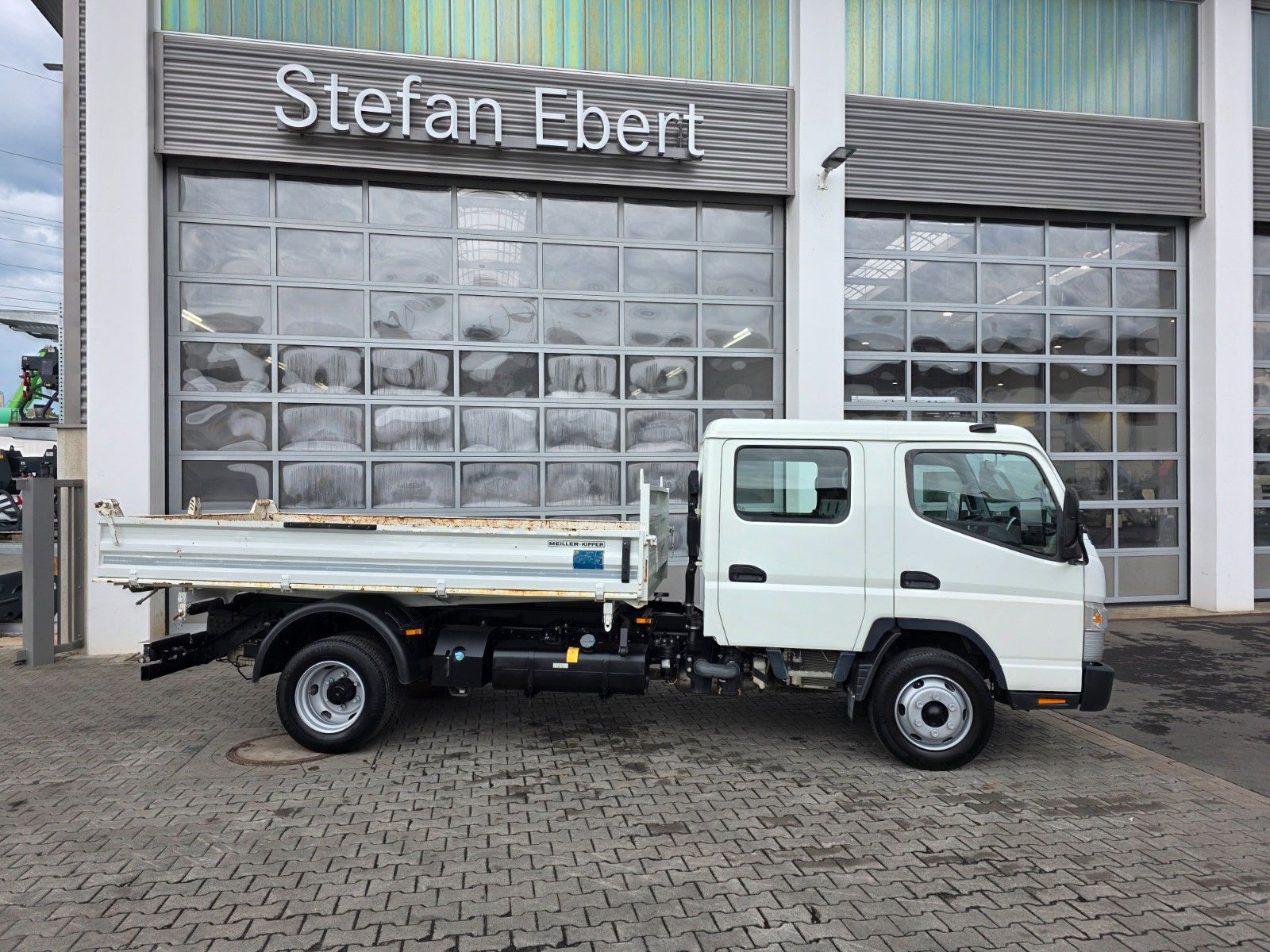 Fahrzeugabbildung Mitsubishi Fuso Canter 7C18D DoKa 7 Sitze AHK