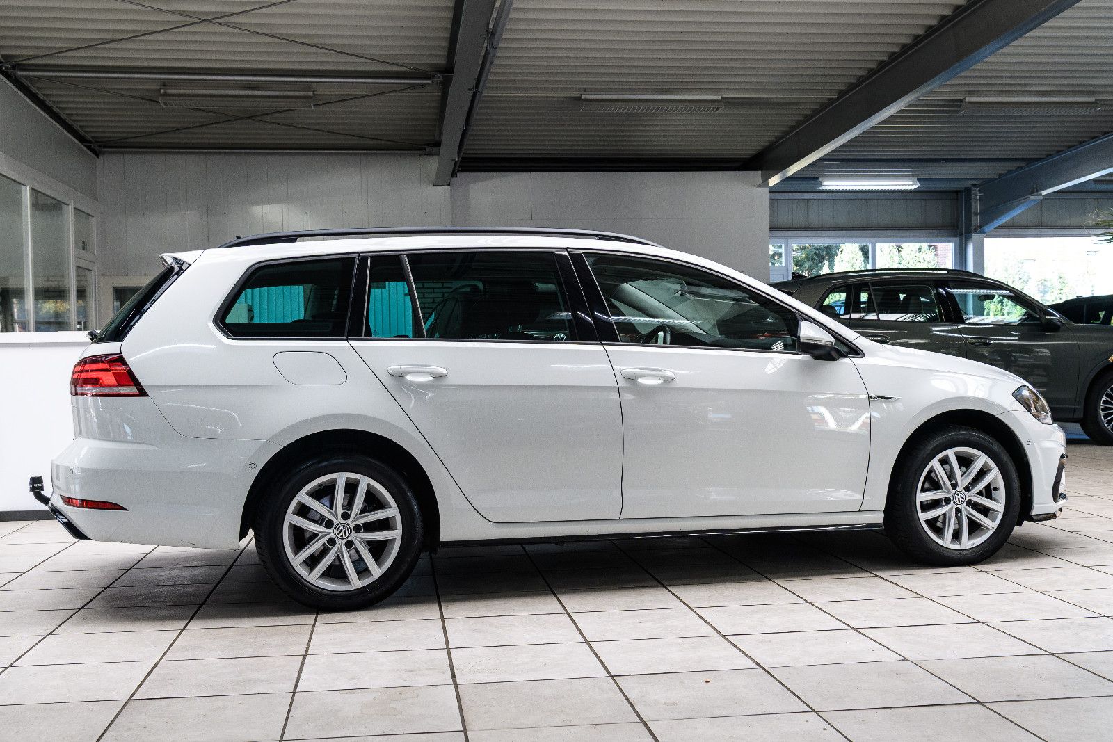 Fahrzeugabbildung Volkswagen Golf VII Variant+R-LINE+AHK+SHZ+NAVI+RFK+GJR