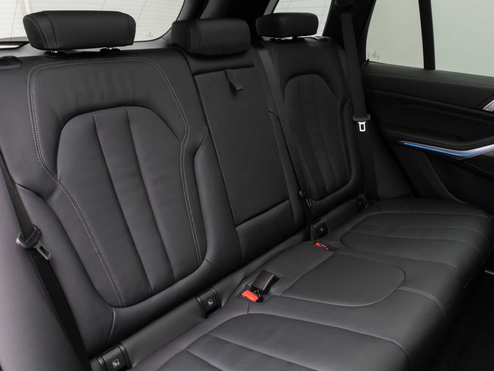 Fahrzeugabbildung BMW X5 xD45e M Sport Panorama 360° HUD DAB HiFi 21"