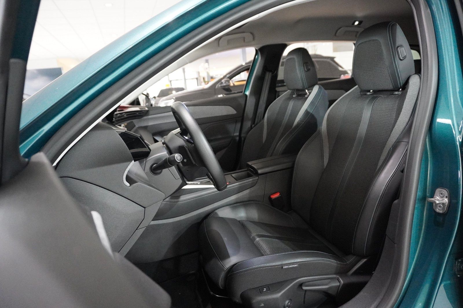 Fahrzeugabbildung Peugeot 308 SW 1.2 HYBRID ALLURE DSC NAVI/LED/KAMERA/DAB