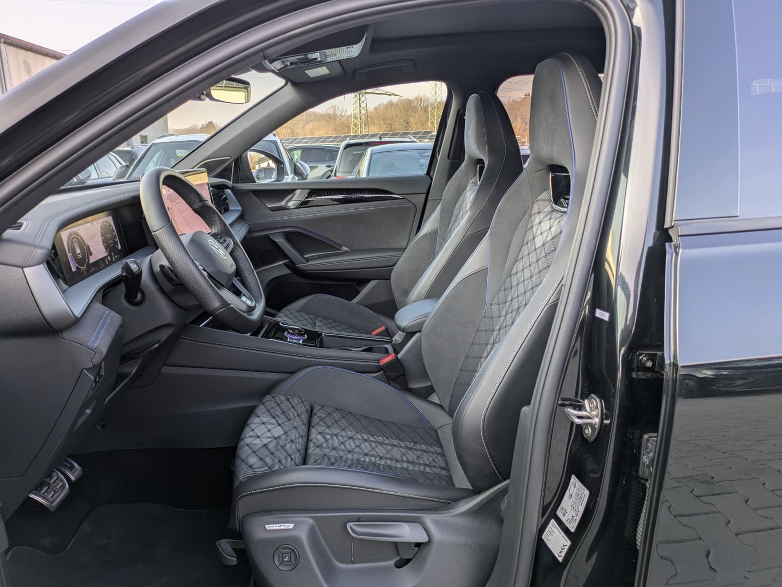 Fahrzeugabbildung Volkswagen Tayron 2.0 TDI 4M R-Line BLACK*7Si*MATRIX*PANO