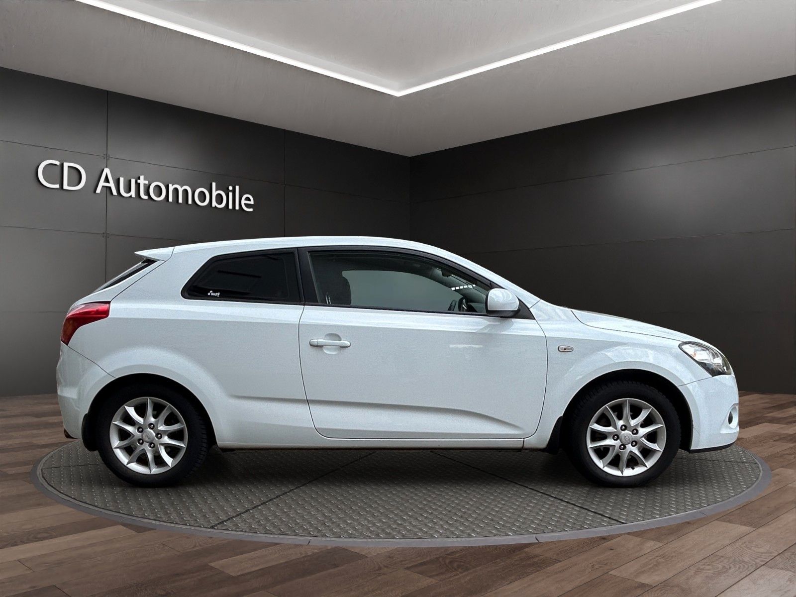 Fahrzeugabbildung Kia cee'd / Ceed 1.6 3Trg /Klima/TÜV AU 2Jahre neu/