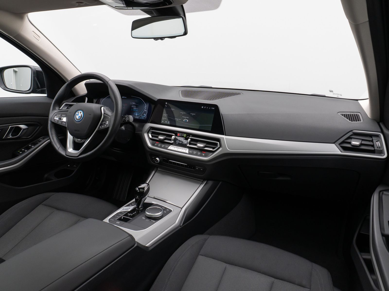 Fahrzeugabbildung BMW 330e Panorama Kamera DAB WLAN Lenkrhzg Alarm LED