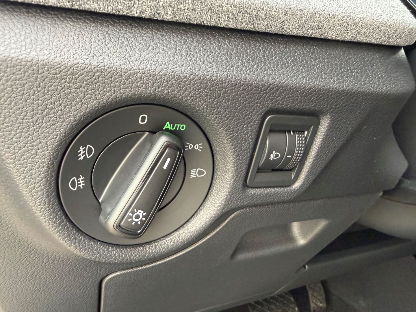 Fahrzeugabbildung SKODA Kamiq Selection el.AHK DigCoc LED CarPlay Winter