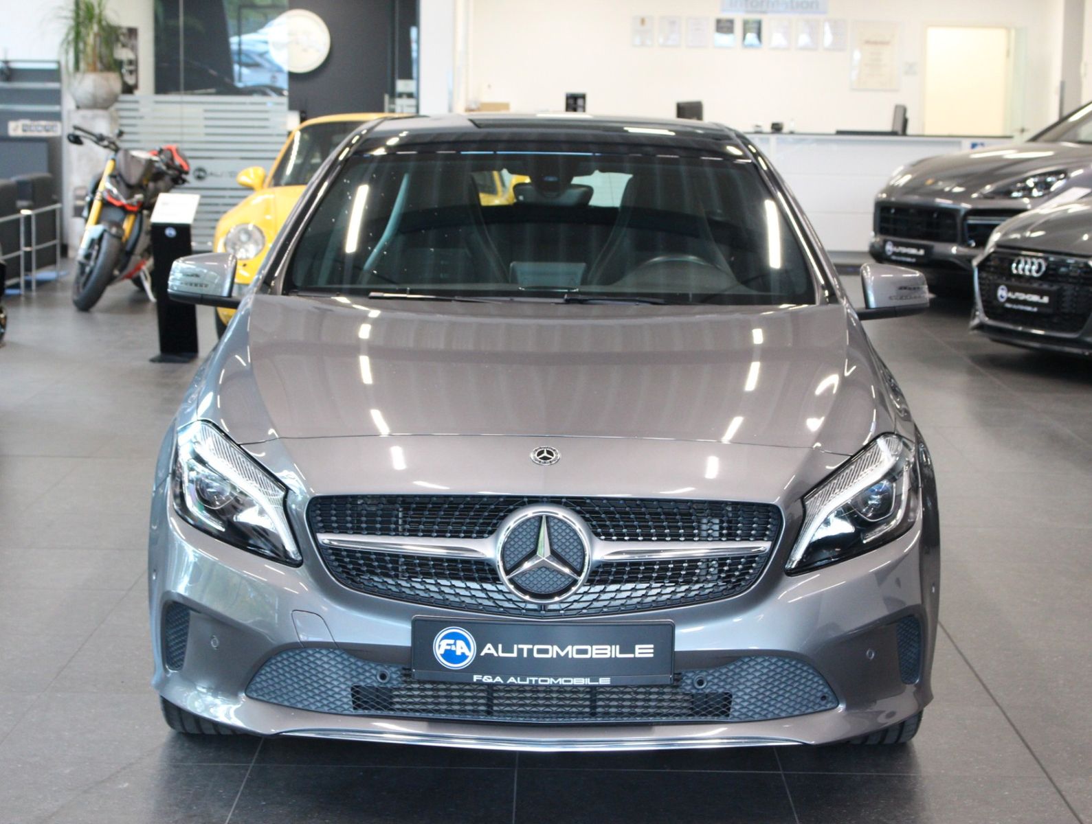 Fahrzeugabbildung Mercedes-Benz A 200 BlueEfficiency Urban 2. Hand*LED*Pano