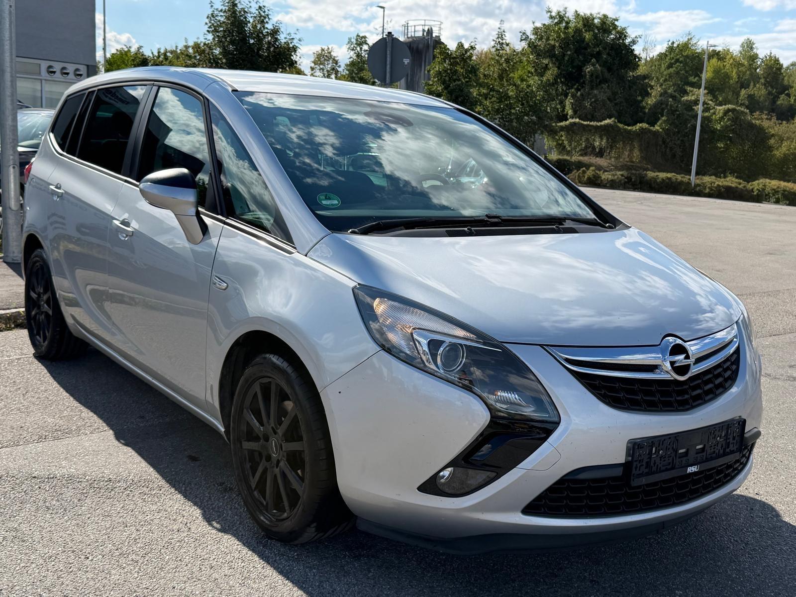 Opel Zafira 2015 — interior