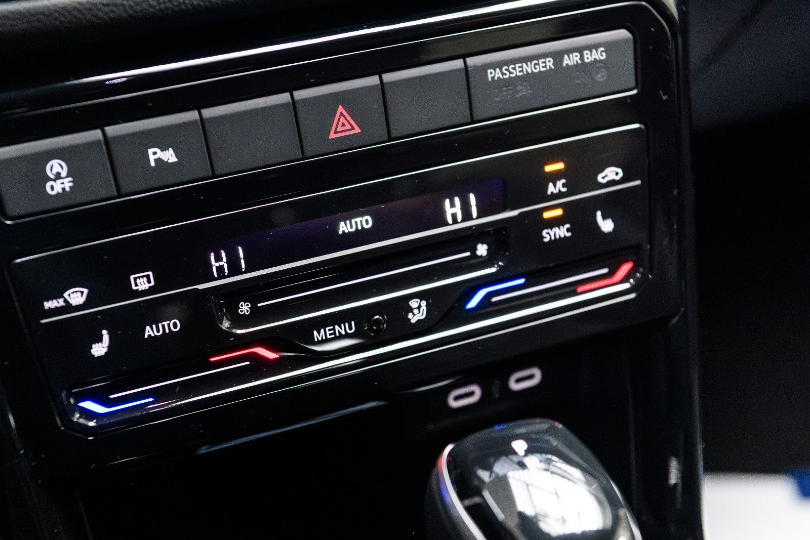 Fahrzeugabbildung Volkswagen T-Cross 1.5 TSI R-Line+LED+IQ+TOTWINKEL+ACC+AHK