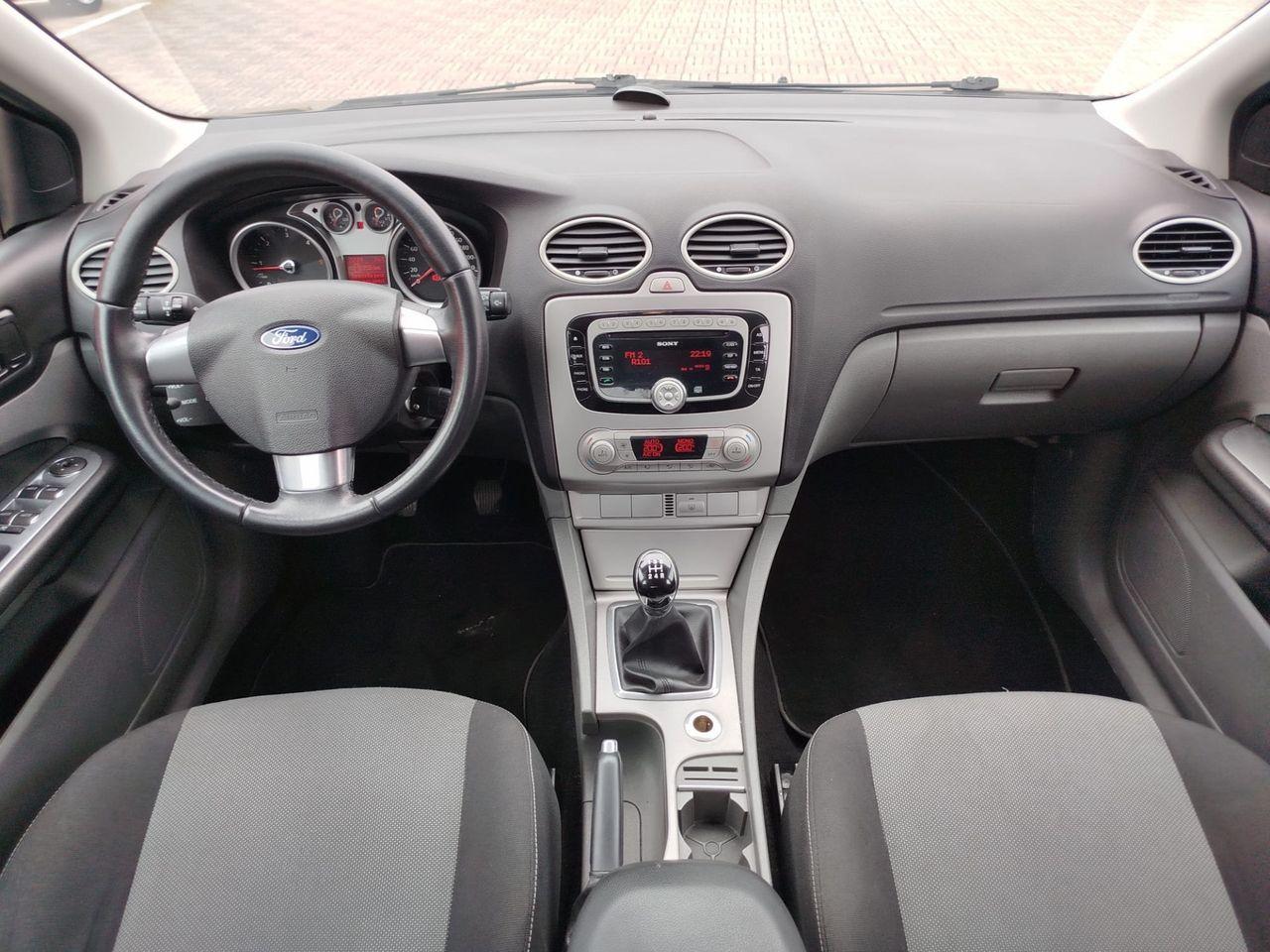 Ford Focus 2010 — photo 15