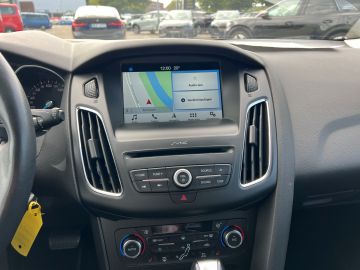Bild 12 Ford Focus Turnier Business Navi Soundsystem Lenkrad