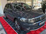 Volkswagen Tiguan 2.0 TSI, Highline, 4Motion,AHK, Pano - : Grau, Massagesitze, Geländewagen