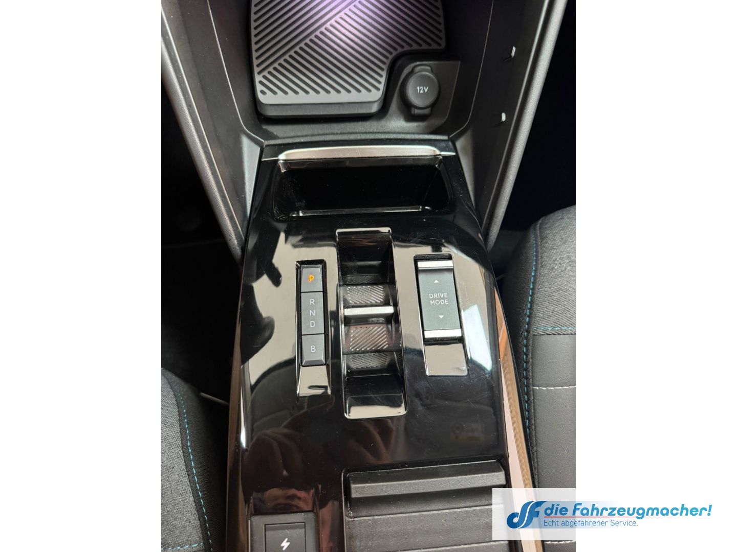 Fahrzeugabbildung Citroën C4 E- Shine HUD Navi 360 Kamera LED Apple CarPla