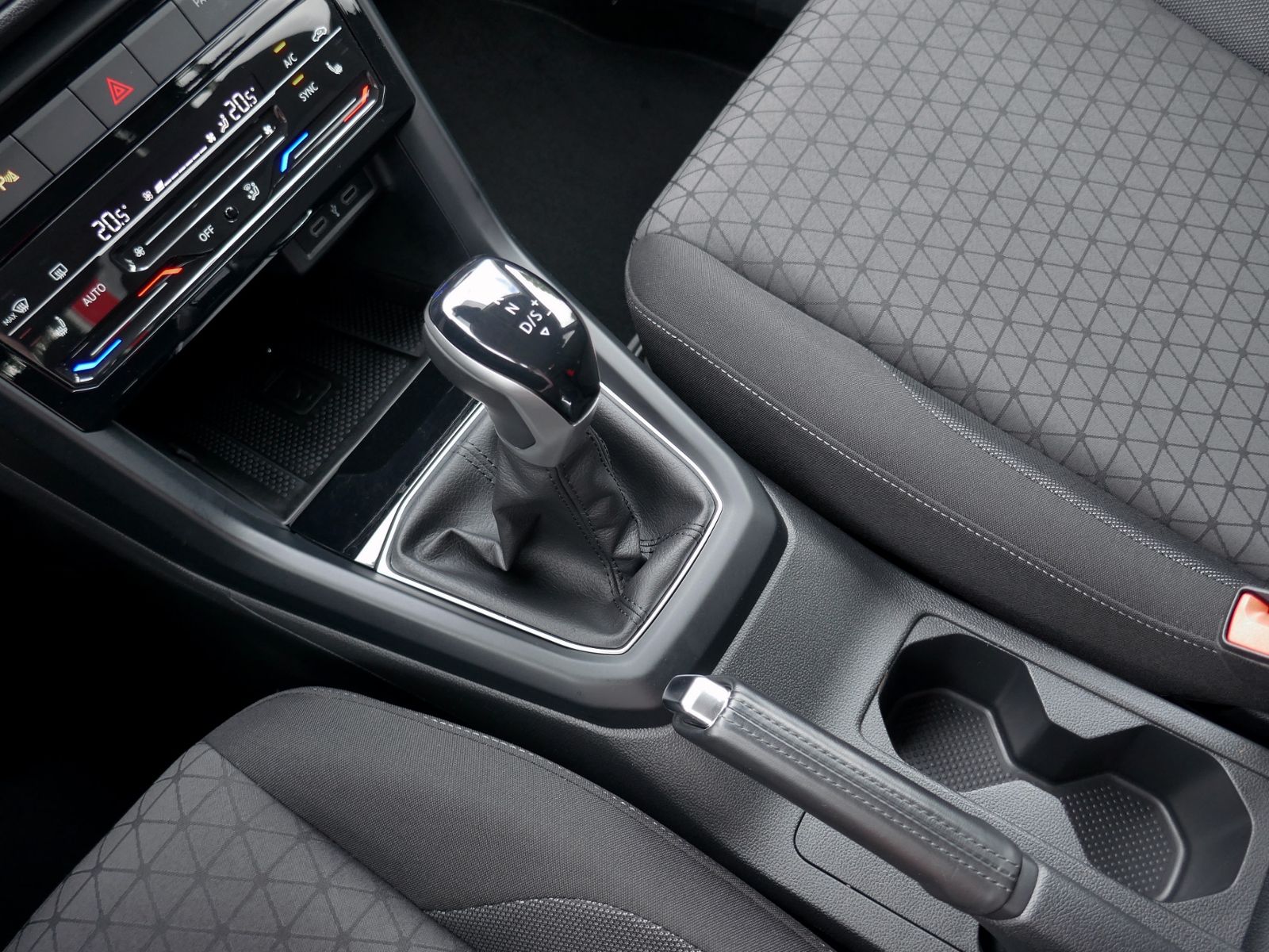 Fahrzeugabbildung Volkswagen T-Cross Life 1.0 TSI DSG | RFK ACC Navi App
