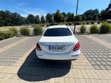 Mercedes-Benz E 220 d 4MATIC Autom. - - Mercedes-Benz E 220 mit Diesel-Antrieb: Weiß, Limousine