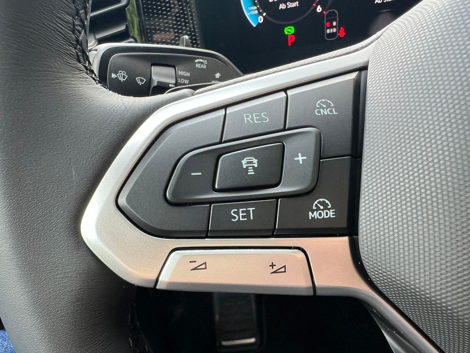Fahrzeugabbildung Volkswagen Tiguan  ENERGY 2.0 TDI DSG *AHK, Navi, Ganzjahre