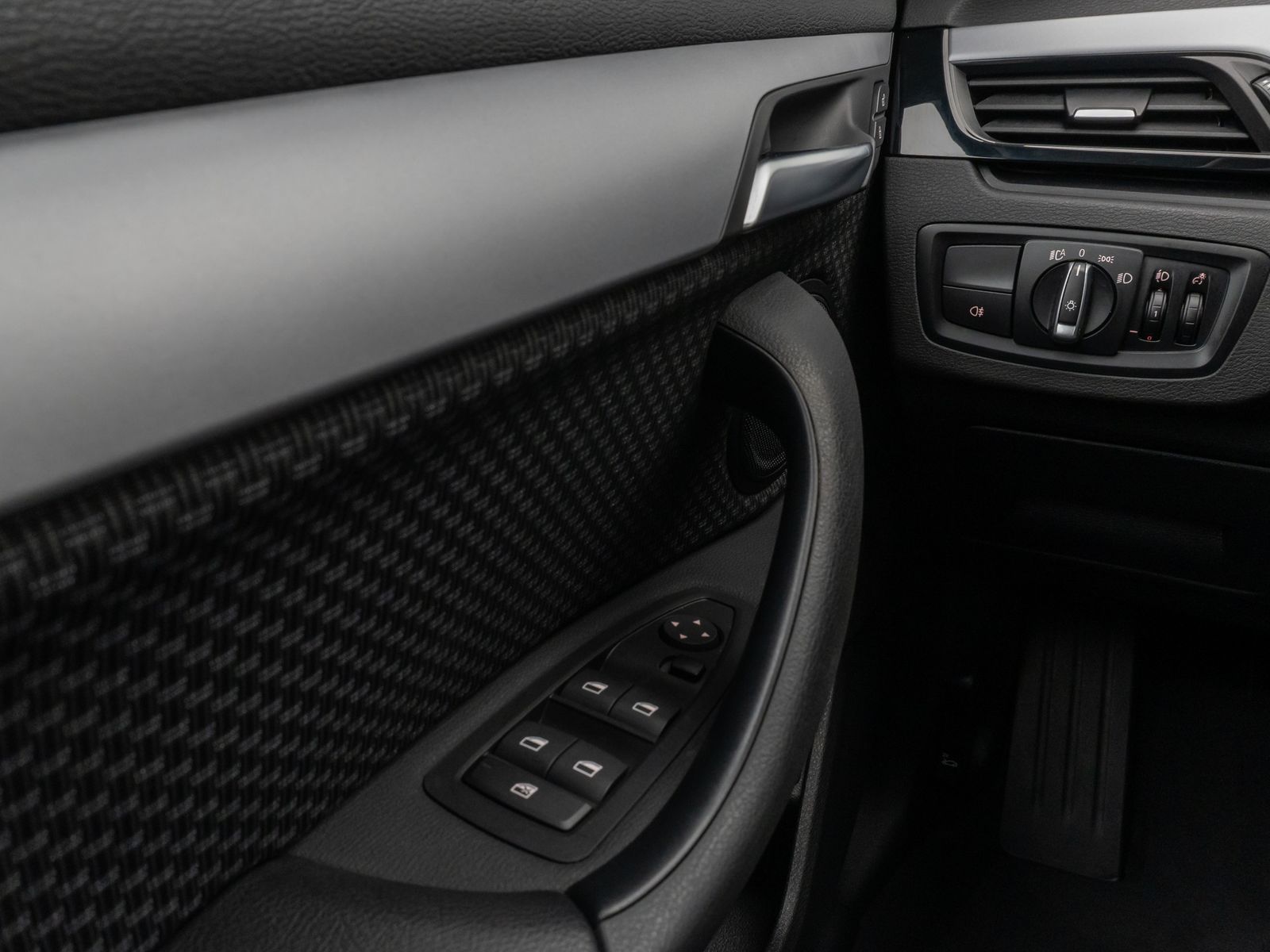 Fahrzeugabbildung BMW X1 xD25e DAB PDC LED Sithzg Geschwindigkeitsreg