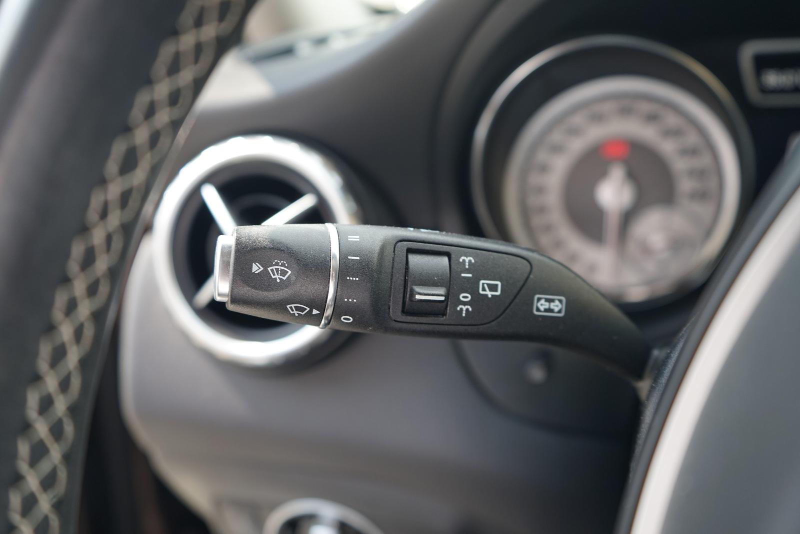 Mercedes-Benz GLA 200 Standard Bi-Xenon Sitzheizung Kamera PDC
