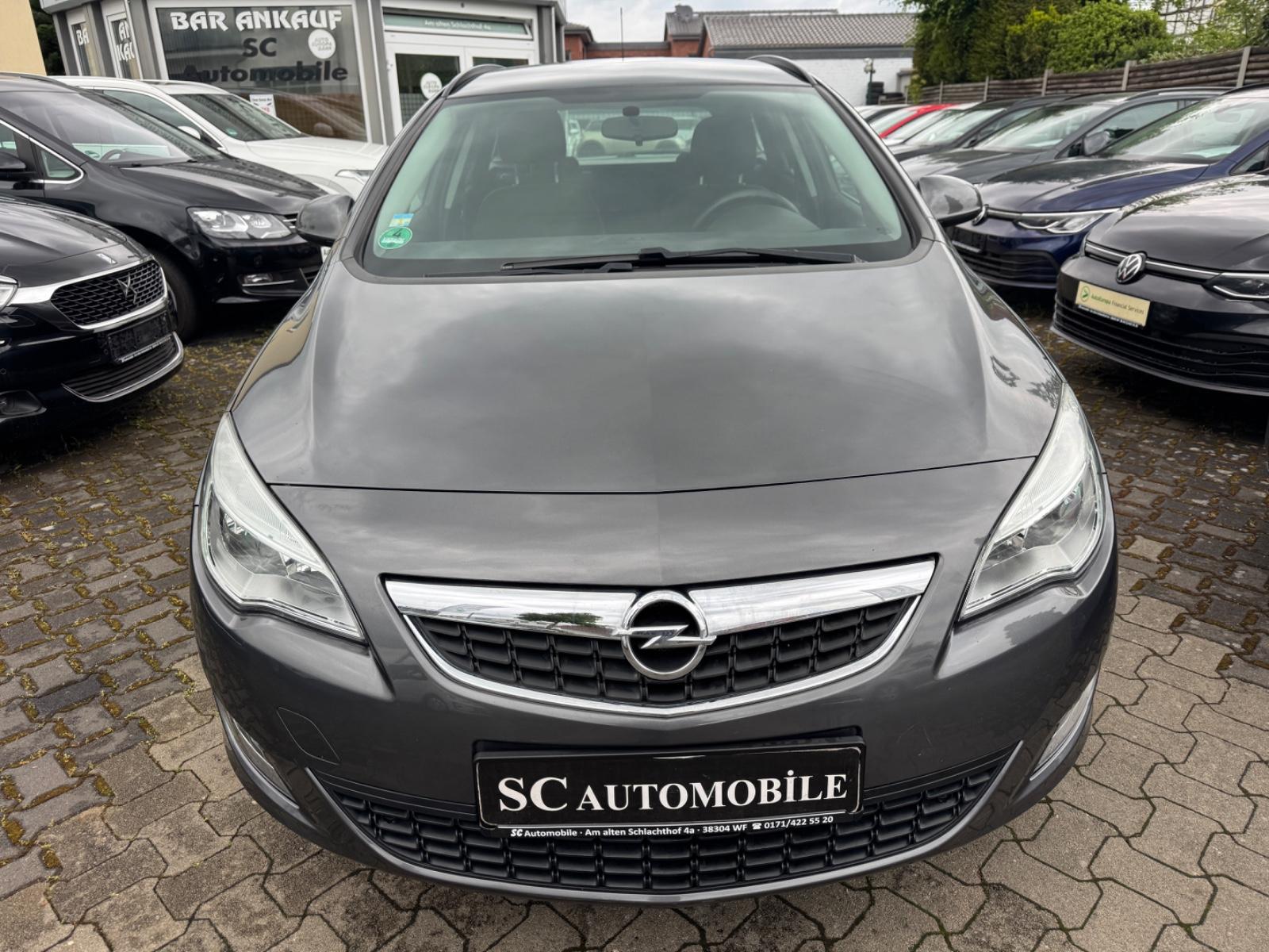 Opel Astra 2011 — rear view
