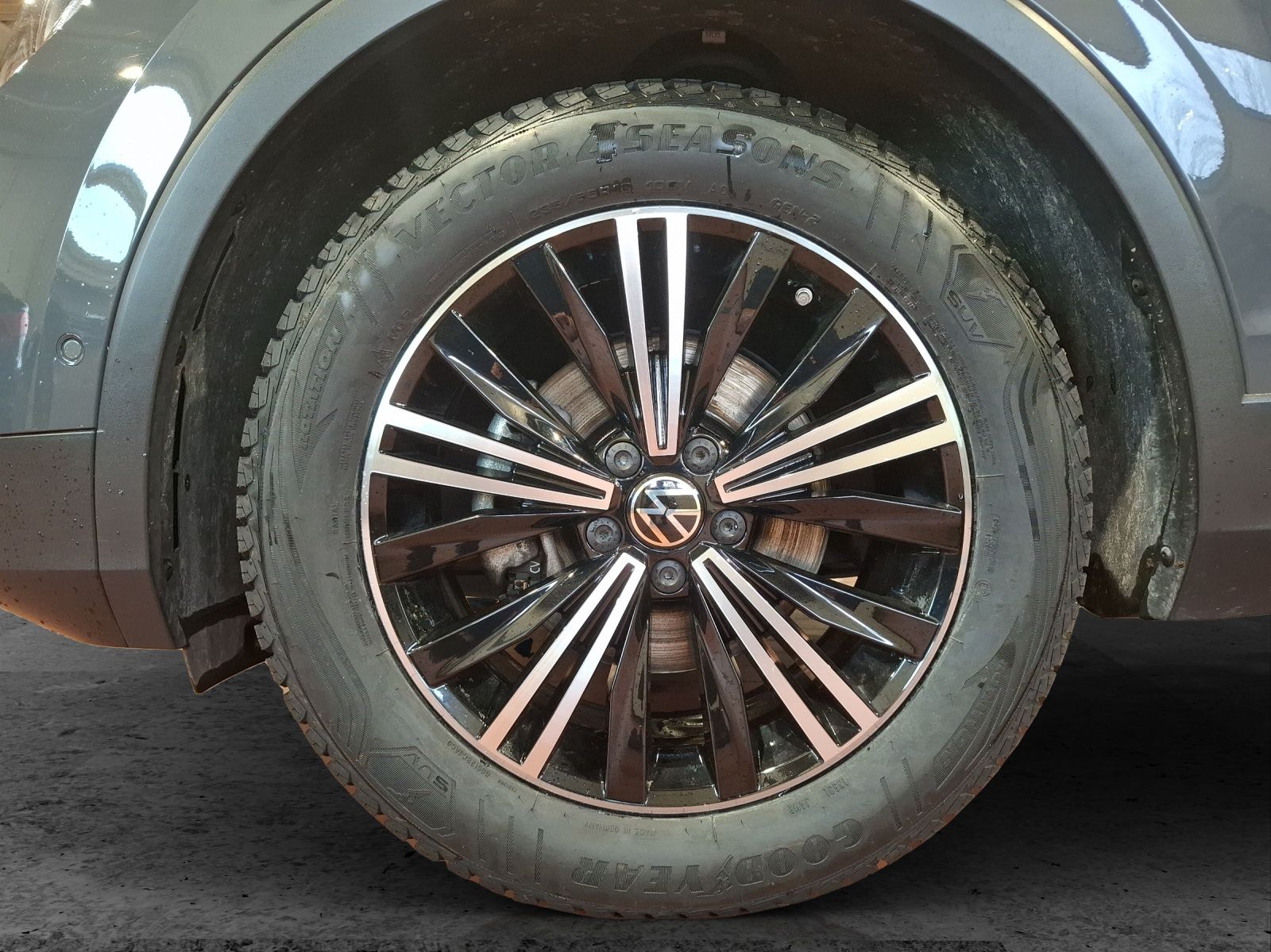 Fahrzeugabbildung Volkswagen Tiguan TSI Active LED Navi ACC RFK SH 18"