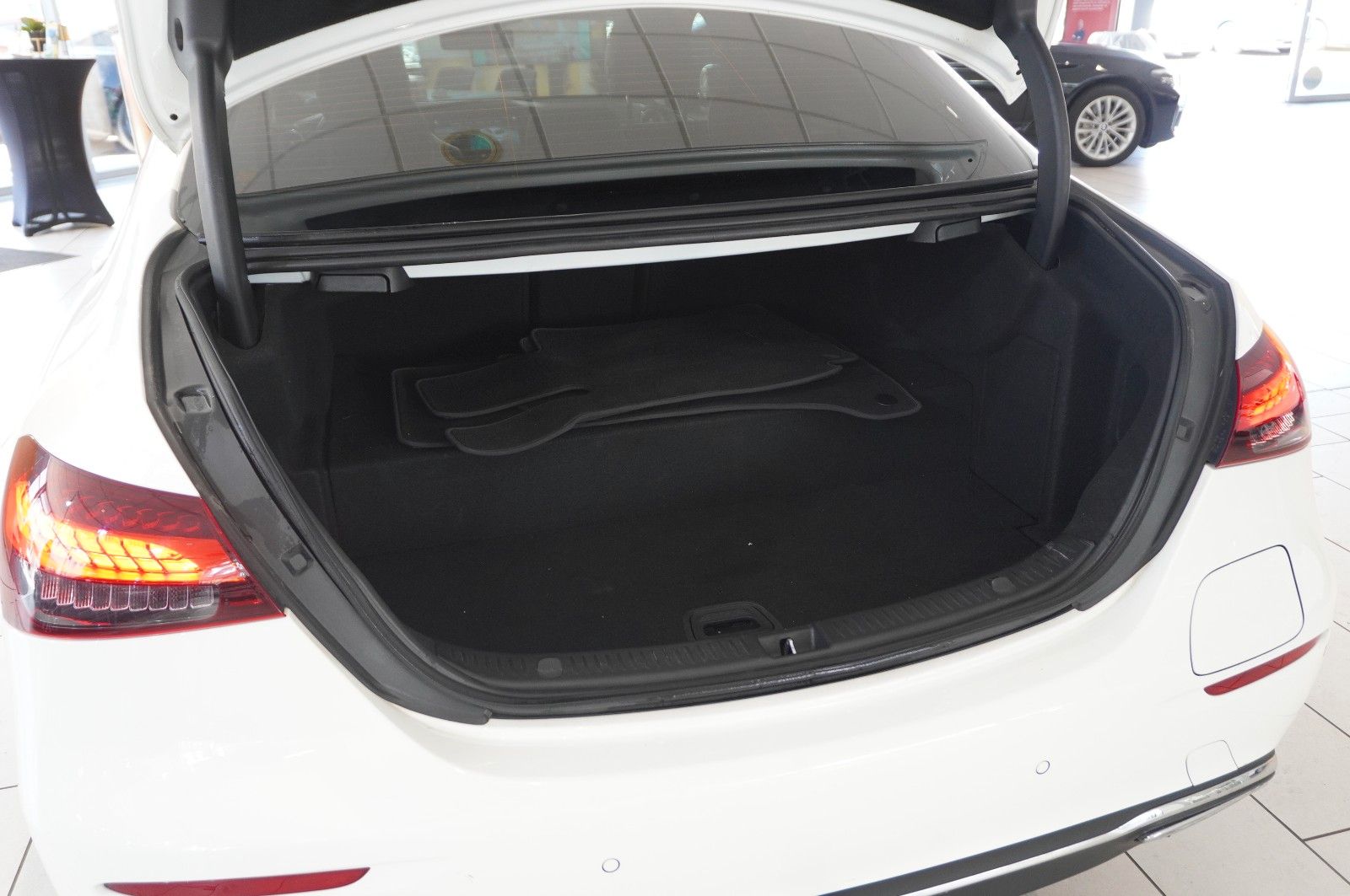 Fahrzeugabbildung Mercedes-Benz E 300E LIM. AVANTGARDE NAVI/LED/KAMERA/PANO./AHK