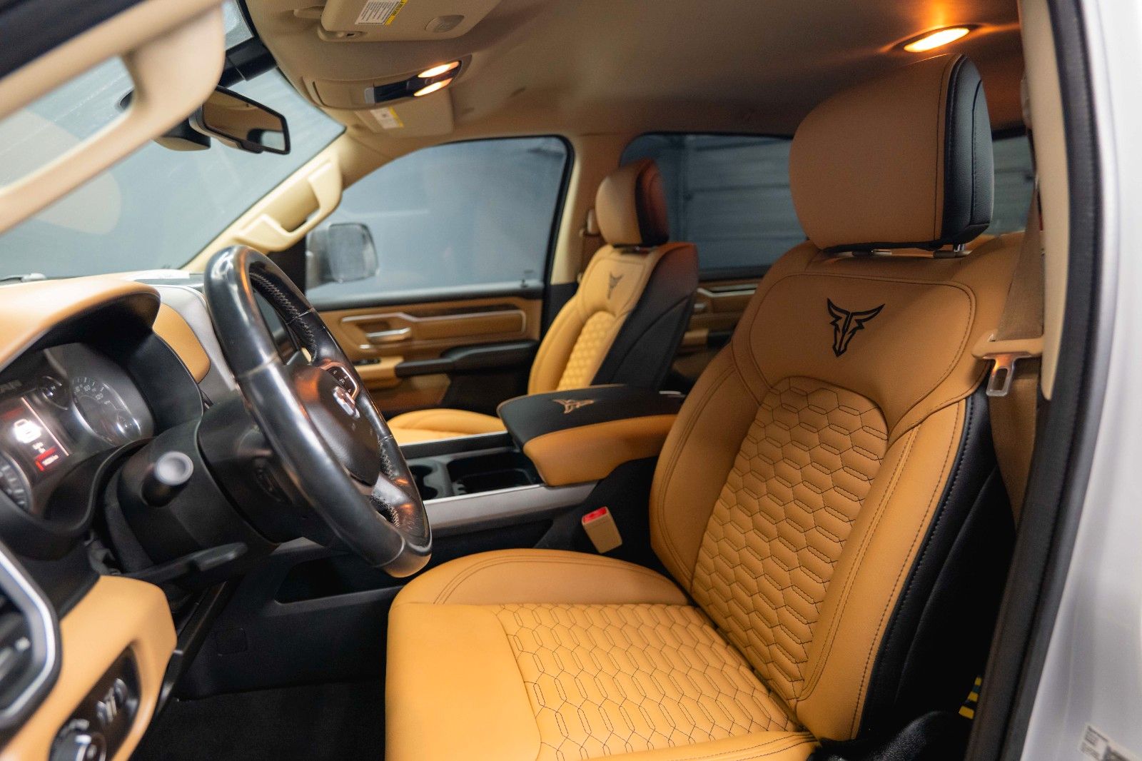 Fahrzeugabbildung Dodge RAM 5.7 V8 HEMI 4x4 OFFROAD LONGBED Night-Paket