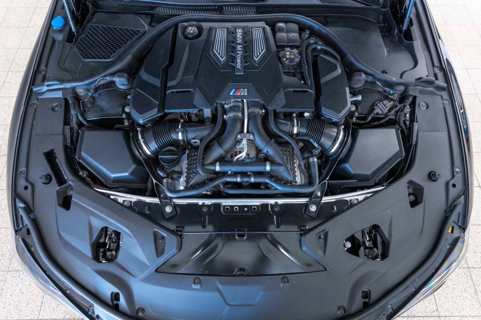 Fahrzeugabbildung BMW M8 Competition GC Head Up B&W