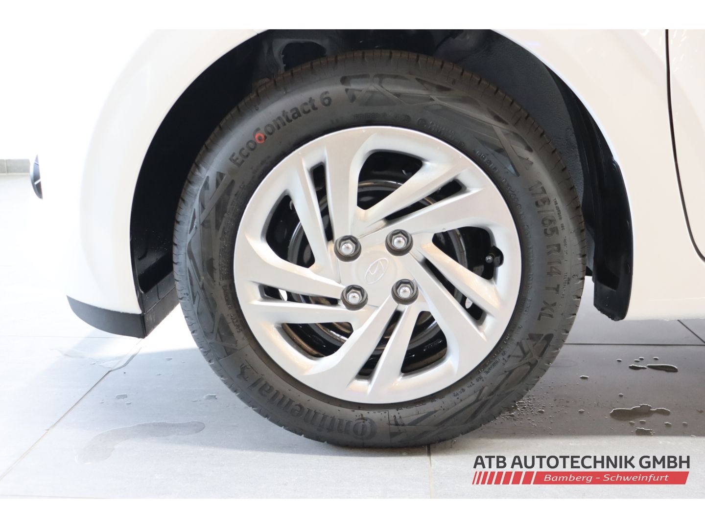 Fahrzeugabbildung Hyundai i10 Select MY25 1.0 Benzin 63 PS 5-MT 2WD Navi A