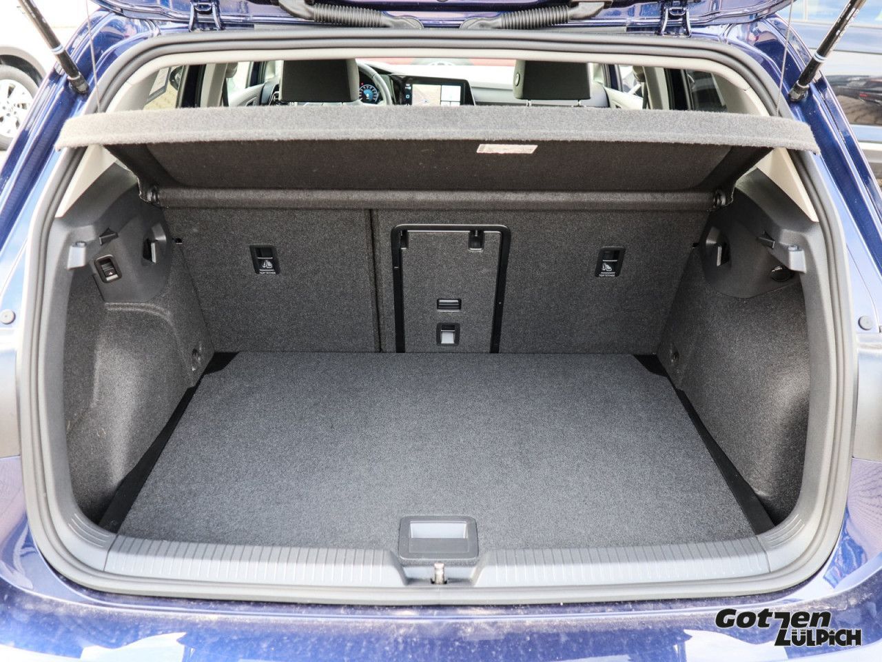 Fahrzeugabbildung Volkswagen Golf VIII Move 1.5 TSI Move Navi AHK Light LED