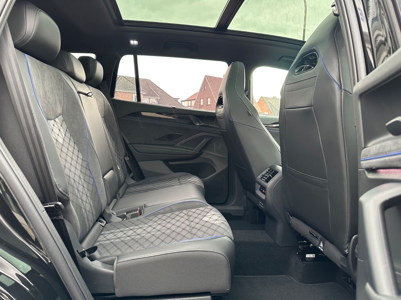 Fahrzeugabbildung Volkswagen Tayron 2.0 TDI 4M R-Line DSG Pano/AHK/NAVI/ACC