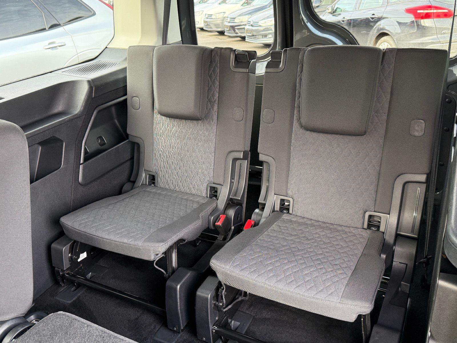 Fahrzeugabbildung Volkswagen Caddy Life Maxi 7-Sitzer ACC Blis DAB PDC SHZ