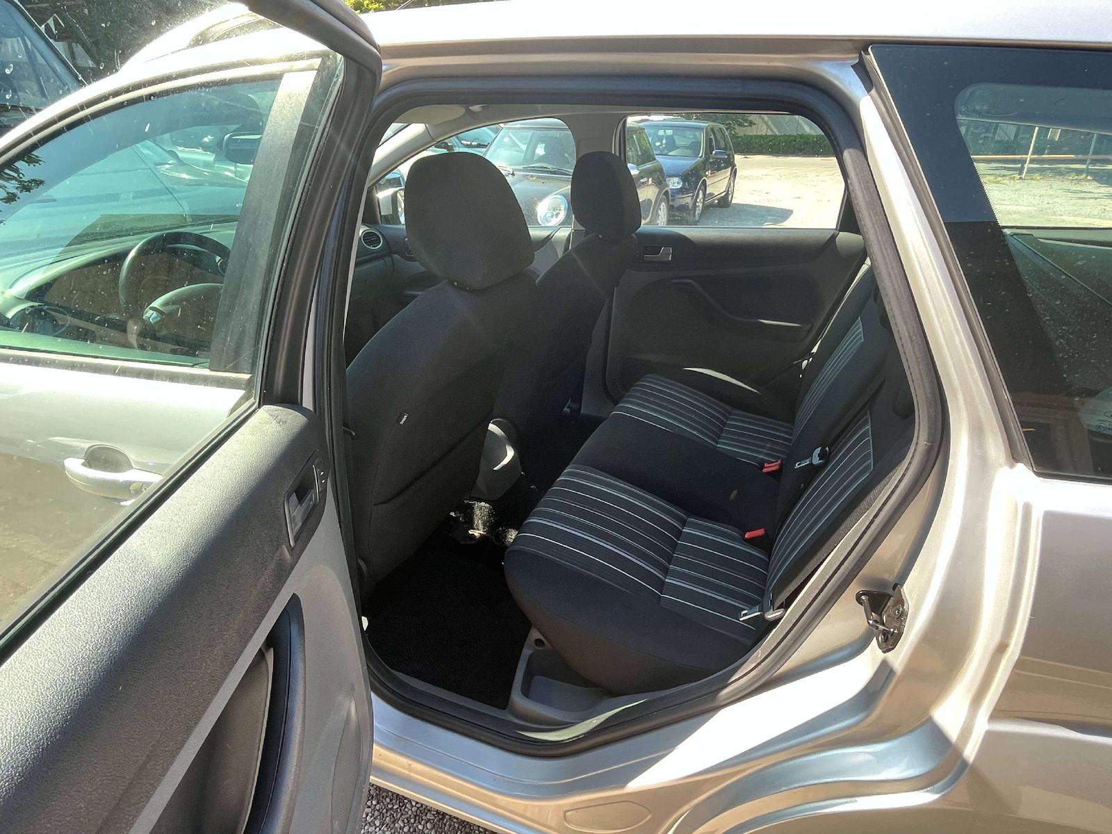 Ford Focus 2009 — photo 10
