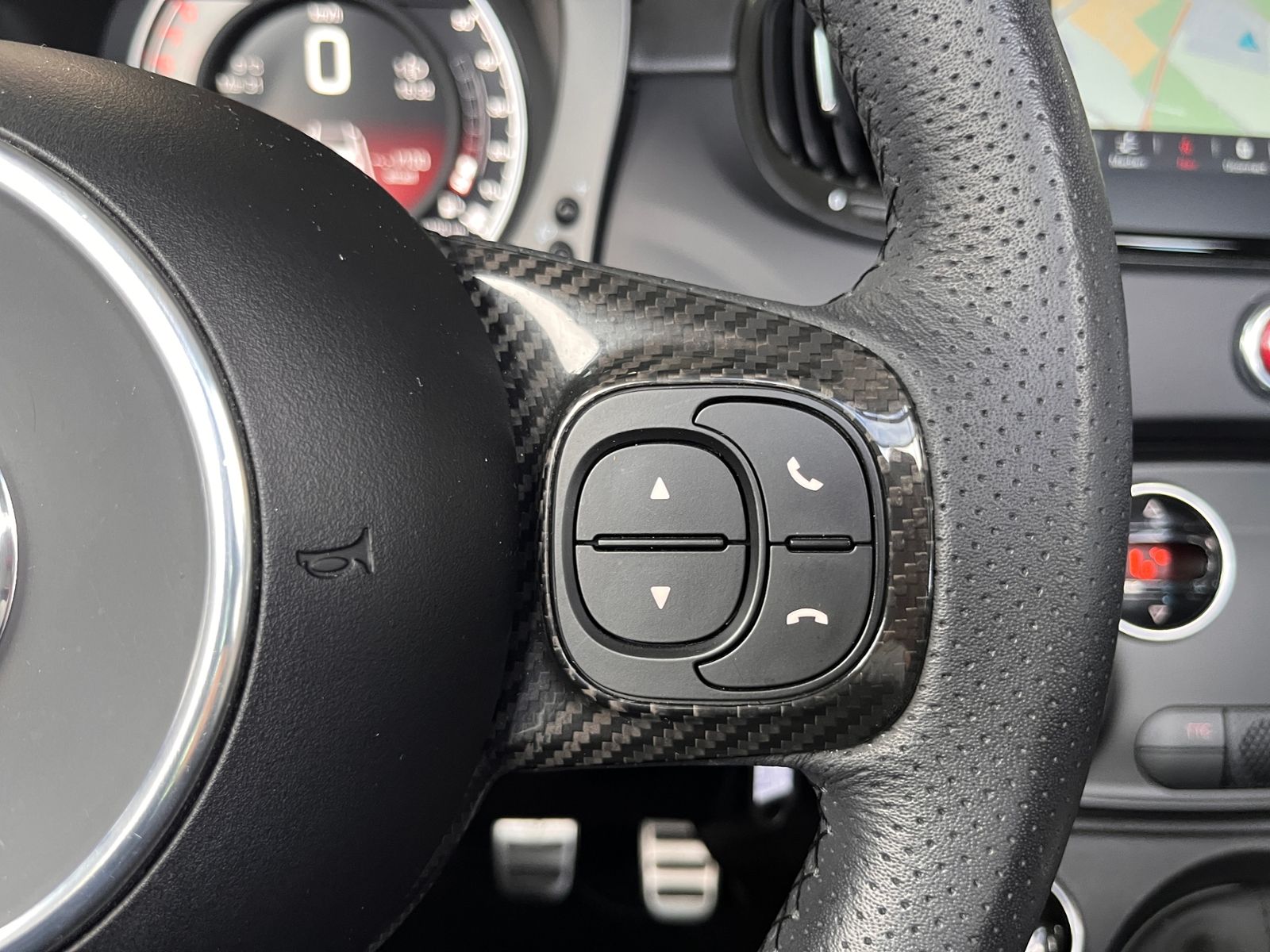 Fahrzeugabbildung Abarth 695C Cabrio KLIMA NAV BEATS LEDER