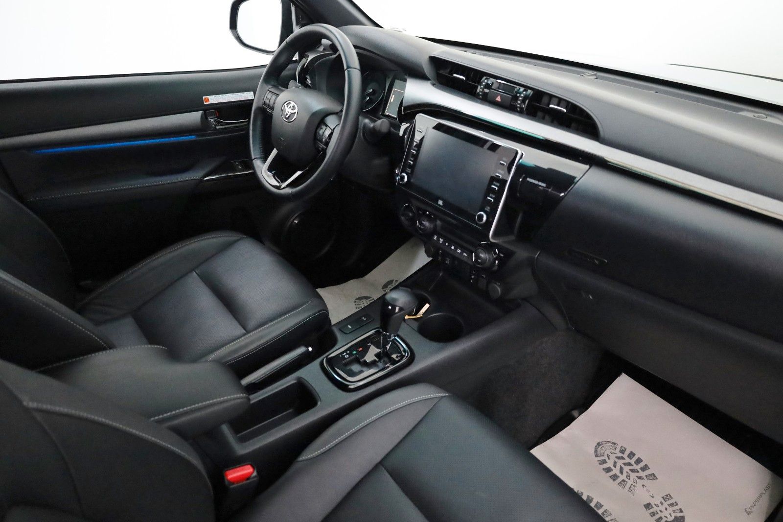 Fahrzeugabbildung Toyota Hilux 2.8 D-4D Invincible, Rollbügel, Rollo, AHK