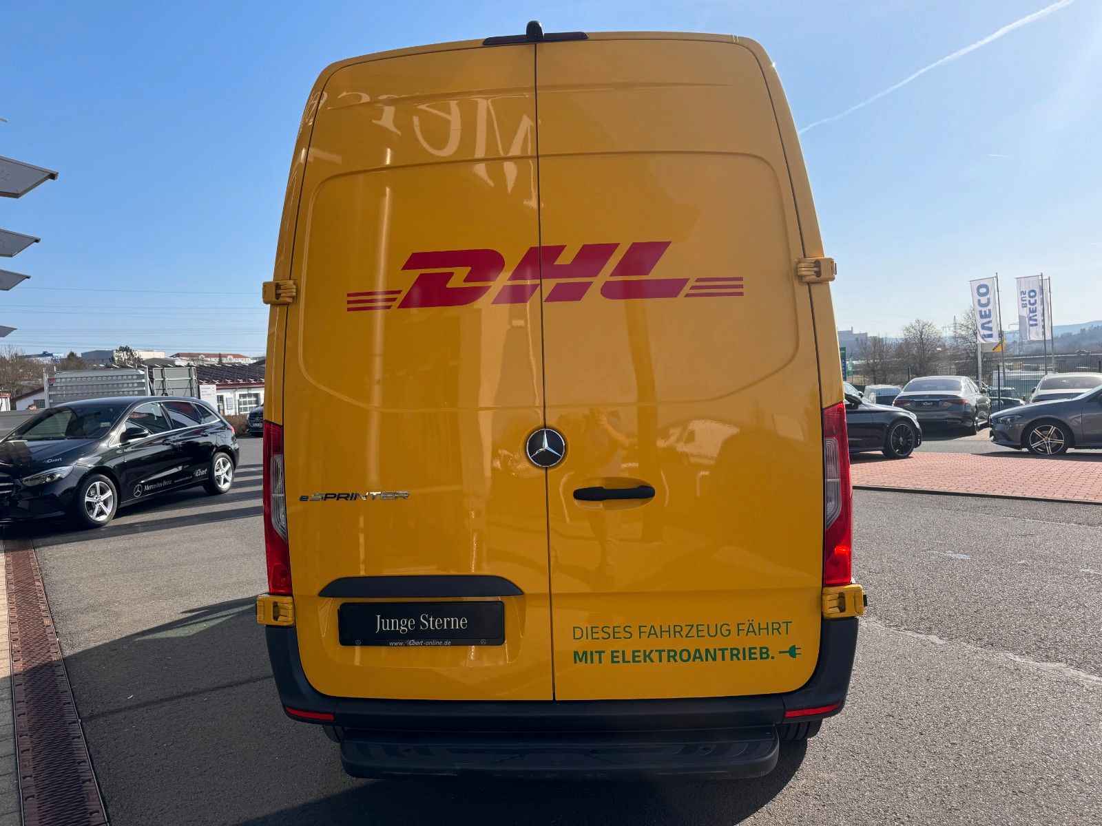 Fahrzeugabbildung Mercedes-Benz eSprinter 312 DHL Regal KEP-Ausbau
