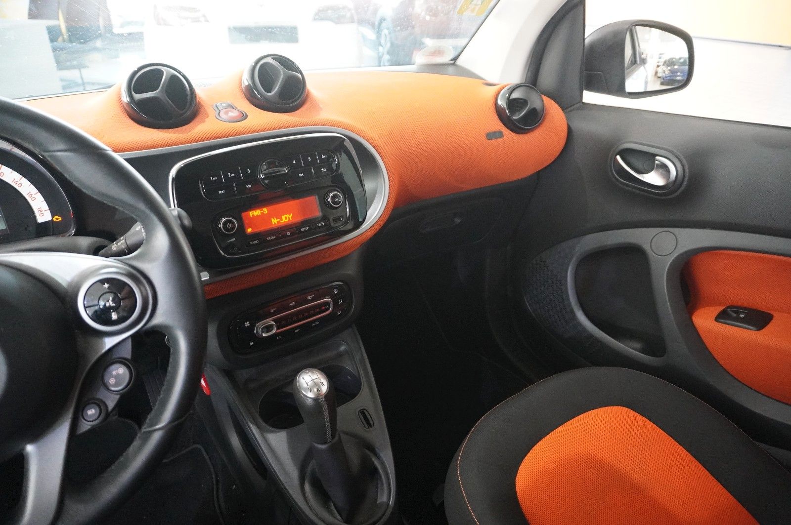 Fahrzeugabbildung Smart ForTwo 1.0 COUPE LED/KLIMA/SHZ/PANO./SPORT/USB