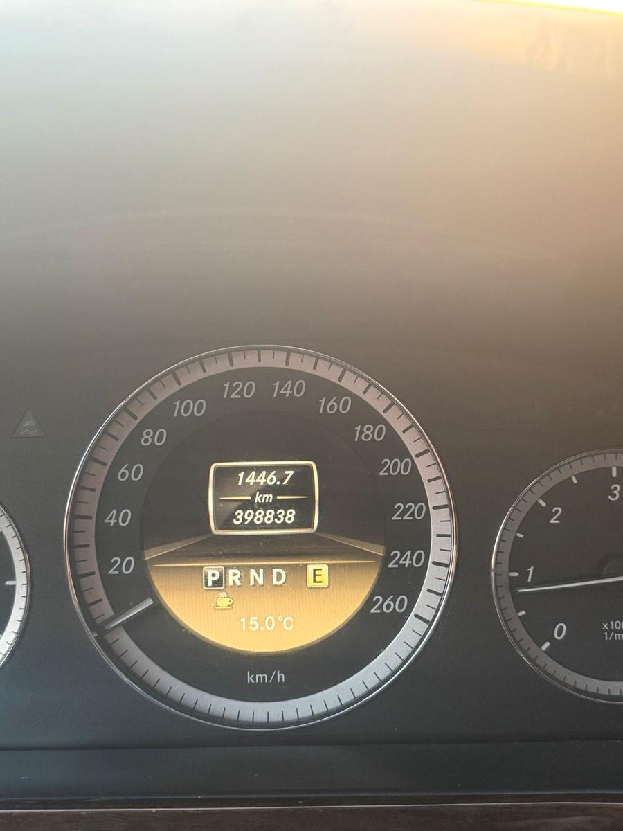 Mercedes-Benz E200 2011 — photo 13