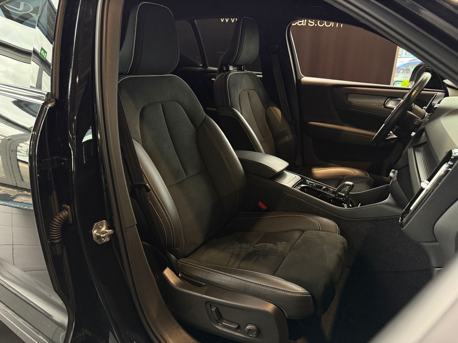Fahrzeugabbildung Volvo XC40 R Design H/K ACC AHK KAM