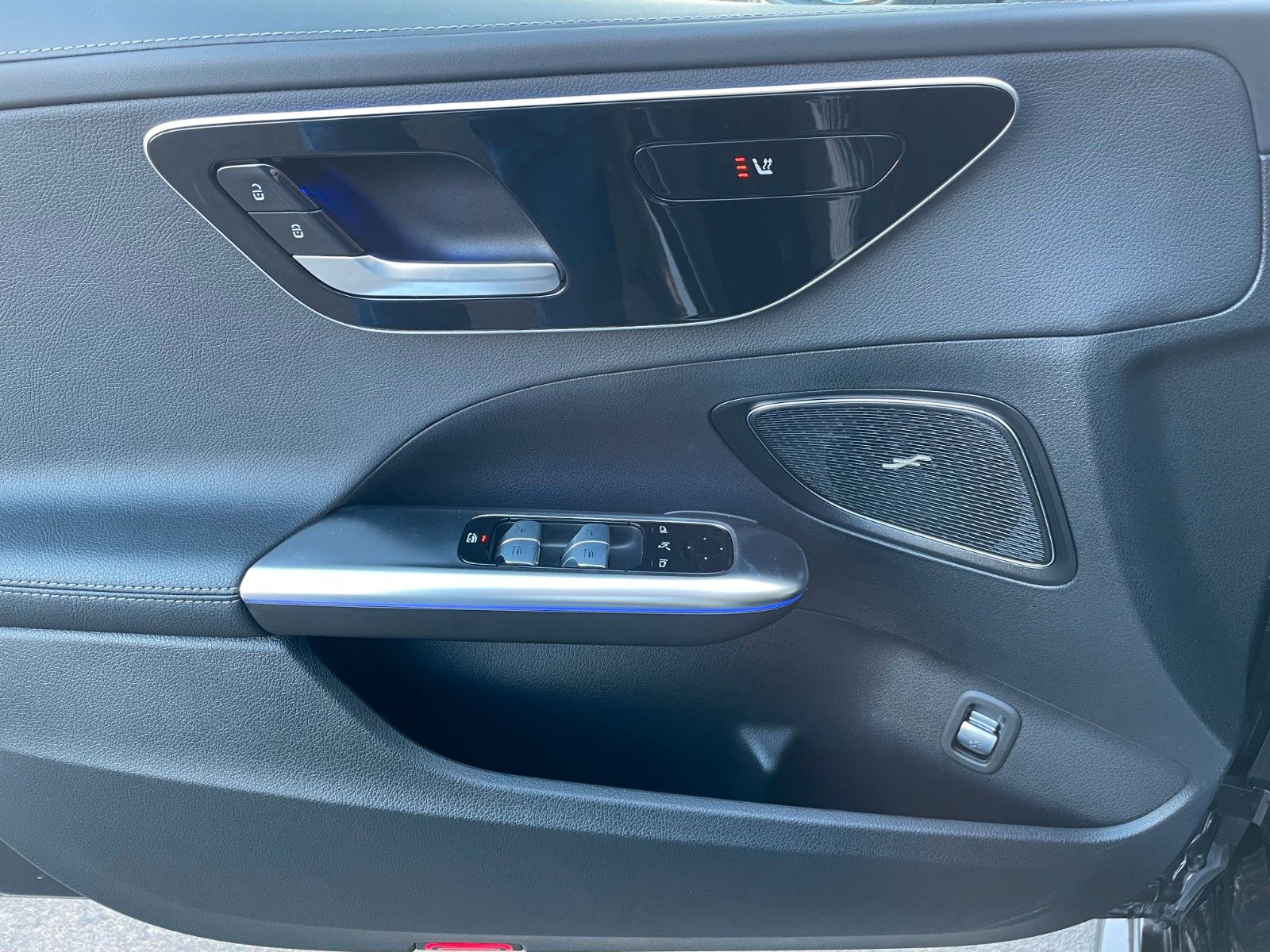 Fahrzeugabbildung Mercedes-Benz C 200 4M AMG Pano+AHK+360°+Digital+Ambiente